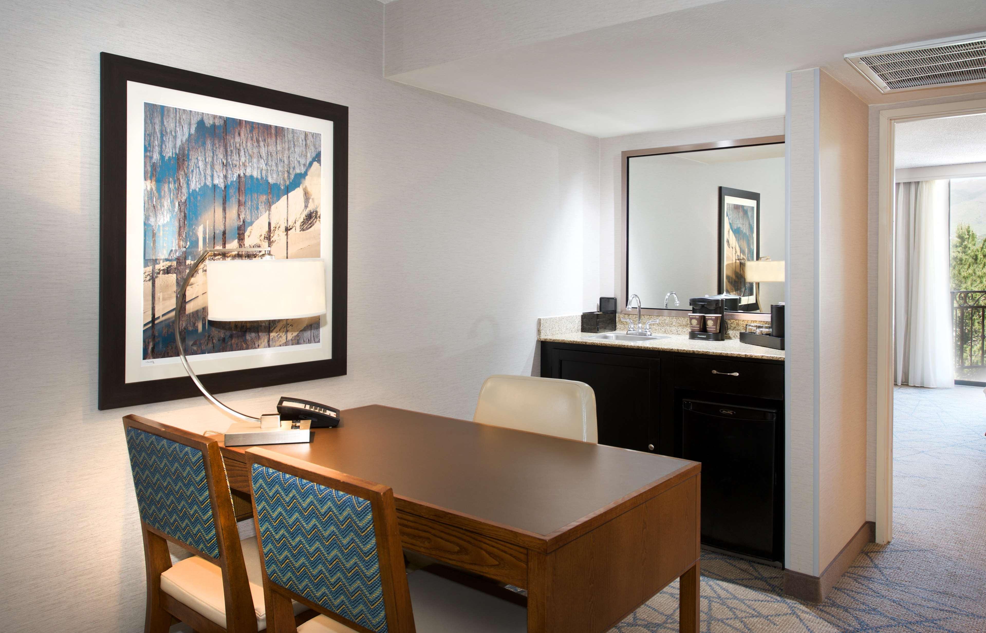 Embassy Suites By Hilton Colorado Springs Ngoại thất bức ảnh